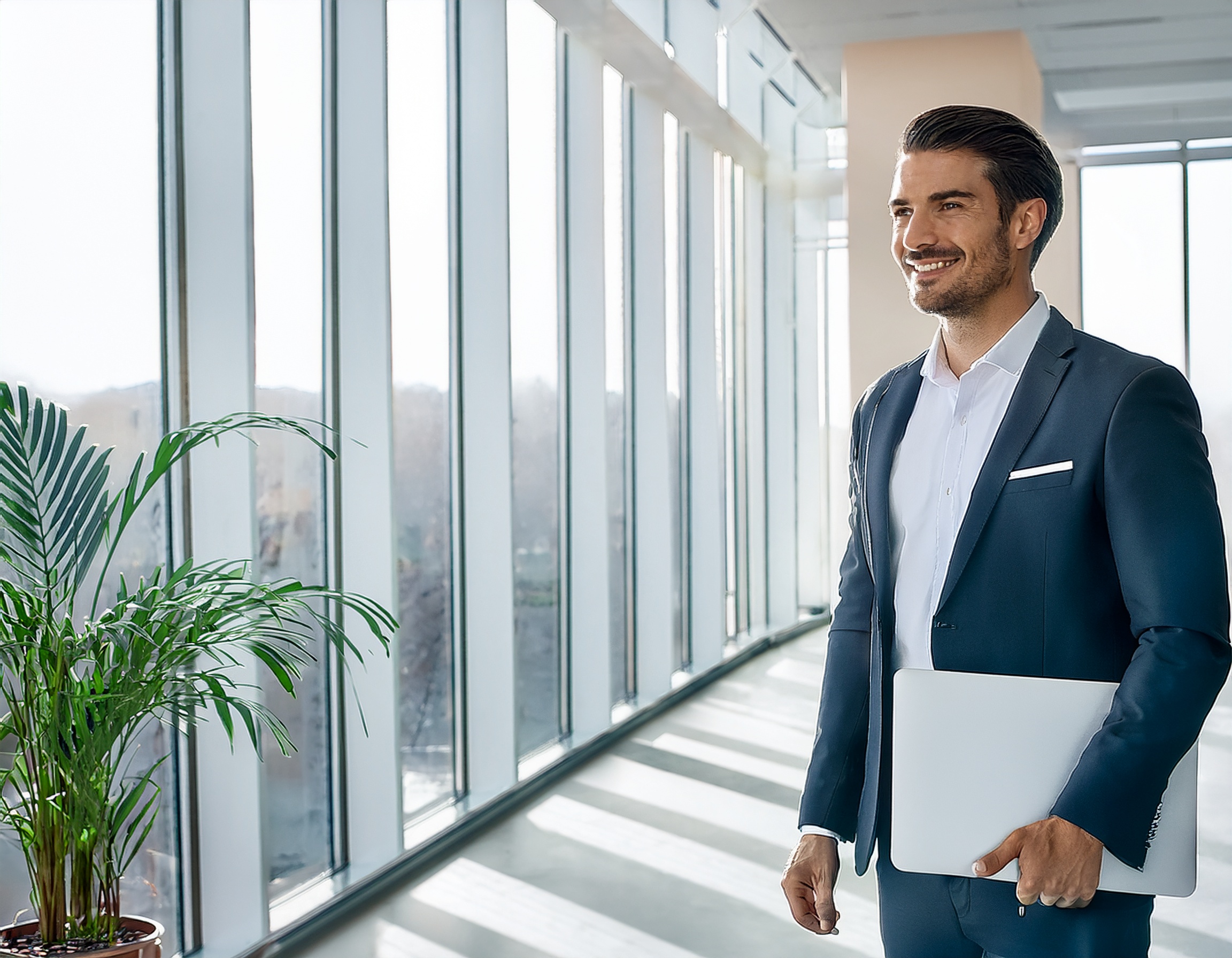 Freundlicher älterer Herr im Büro